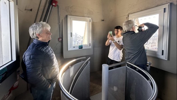 Los visitantes quedan absortos mientras sacan fotos.