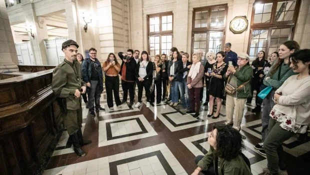 La aparición de una carta sin remitente desata una serie de intrigas que involucran a los personajes y también al público.
