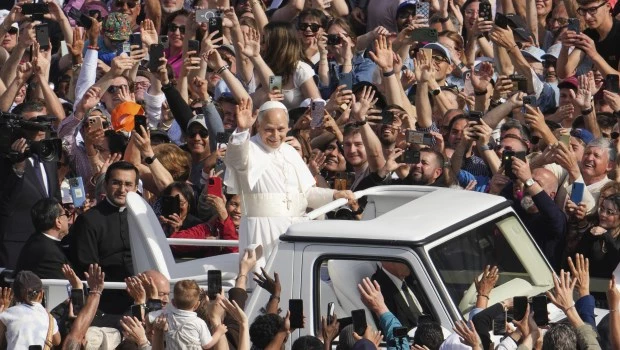 El Papa inaugura su pontificado con un llamamiento a la paz en el mundo y a la unidad