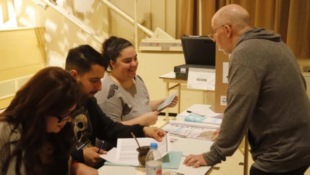 Votan los porteños en medio de denuncias, problemas técnicos y gran expectativa
