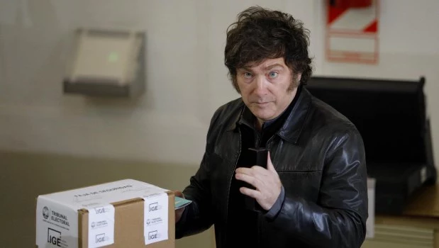 Milei votó y dijo que "Mauricio Macri está hecho un llorón"