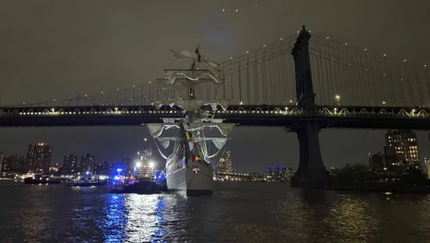 Mueren dos tripulantes en el choque de un buque escuela mexicano con el puente de Brooklyn