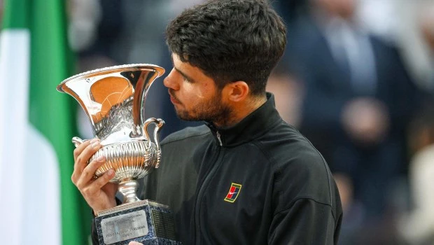 Alcaraz se impone a Sinner nuevamente para ganar el Abierto de Italia