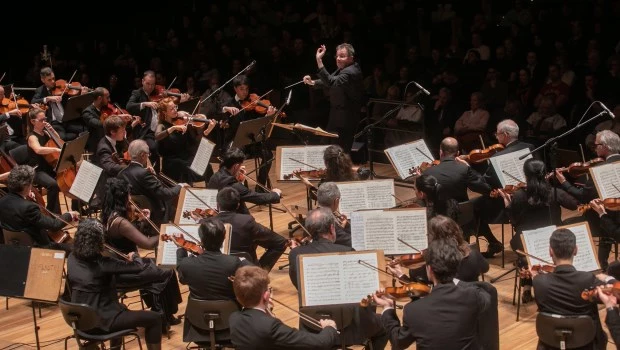 El maestro Emmanuel Siffert y la Sinfónica Nacional, ternados por los críticos especializados.