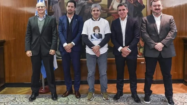 Caputo siguió festejando y lució una remera muy especial reunido con directivos de una automotriz
