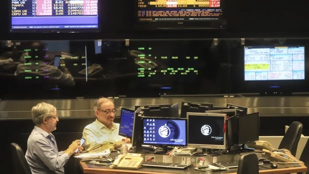 Las acciones operan en alza en Argentina y Wall Street