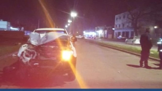 El conductor abandonó la camioneta en la escena y escapó. El rodado, una Ford Ranger blanca, figura a nombre de una empresa con domicilio en la Ciudad Autónoma de Buenos Aires.
