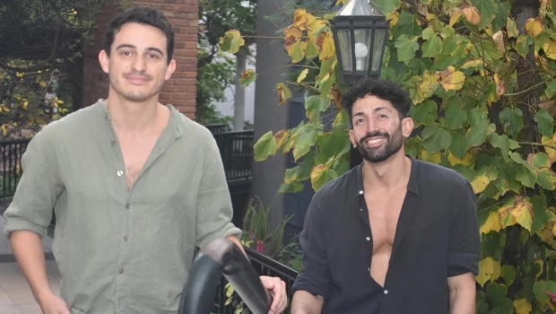 Juan Martín Delgado y Marcos Ayala, protagonistas de un gran momento de la danza en la calle Corrientes. (Foto: Gustavo Carabajal)