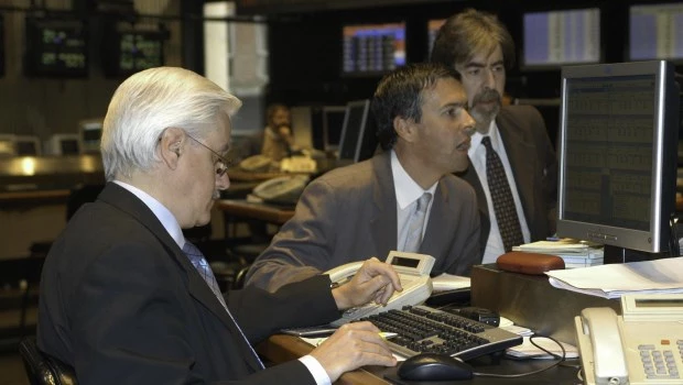 Un mercado achatado en la Bolsa que baila al ritmo de Wall Street