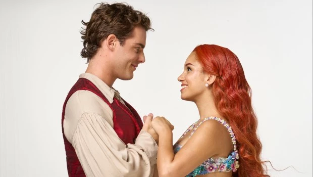 Albana Fuentes y Pablo Turturiello, Ariel y el Príncipe Eric, listos para salir a escena.