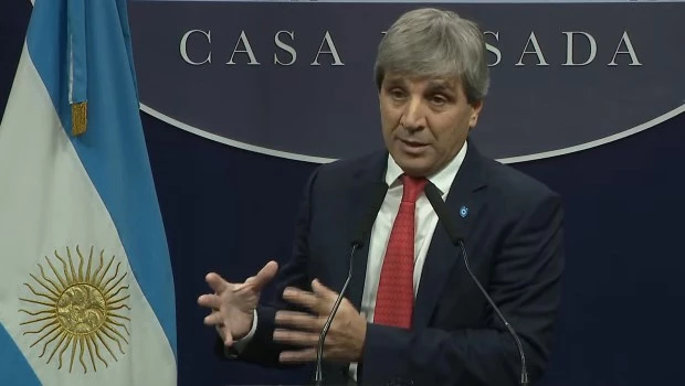 Caputo refutó la acusación de un periodista que le preguntó si iba a declarar su dólares debajo del colchón