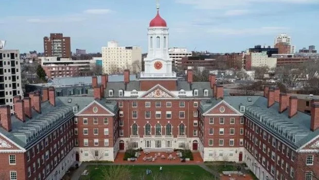 Trump prohíbe a Harvard inscribir estudiantes extranjeros