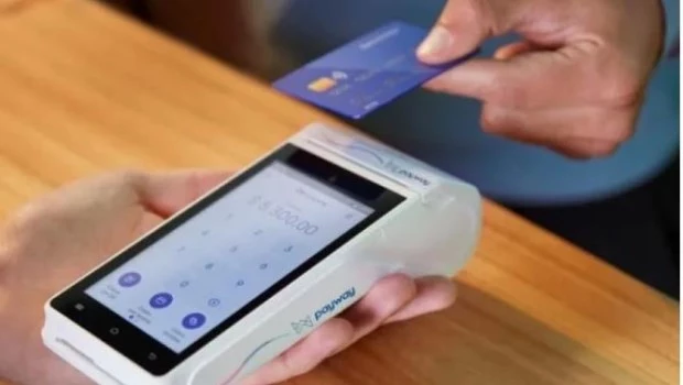 El Gobierno analiza medidas para habilitar pagos y cuotas con tarjeta de crédito en dólares 