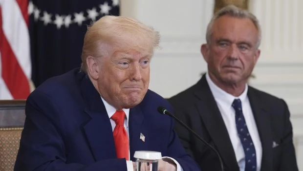 Donald Trump y su secretario de Salud, Robert Kennedy Jr.