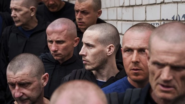 Rusia y Ucrania intercambian prisioneros pero no cesan las hostilidades