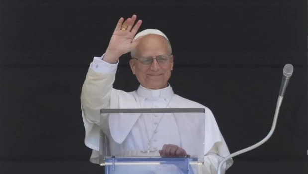 León XIV rinde homenaje a Francisco: "Nos enseñó a escuchar el doble grito de la tierra y los pobres" 