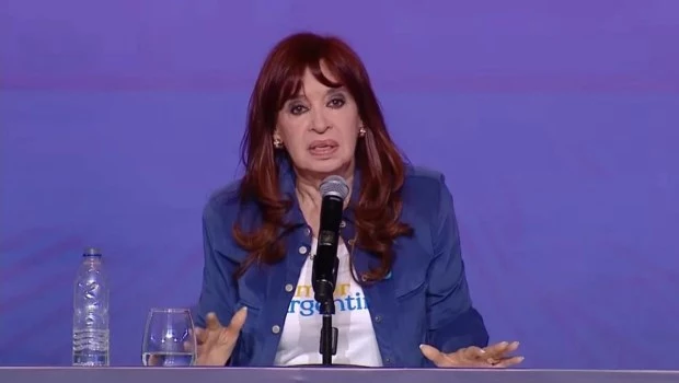 Cristina Kirchner calificó a la administración de Milei de "desgobierno" y llamó a "dejar de ser militantes electorales" 