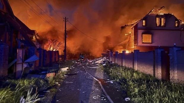 Incendio de proporciones tras un ataque ruso en la región de Kiev, Ucrania (25 de mayo de 2025).