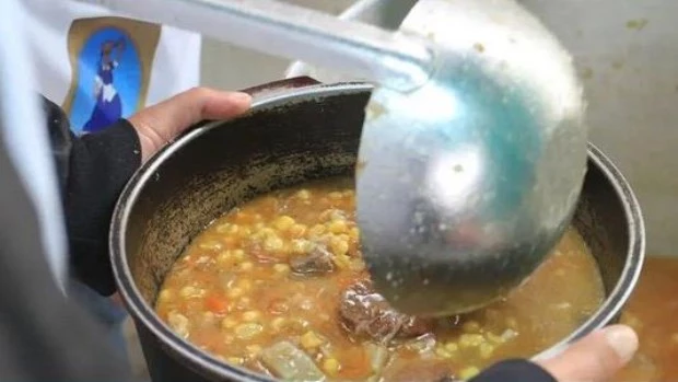 Más de 65 personas terminaron intoxicadas tras comer un locro popular en La Rioja