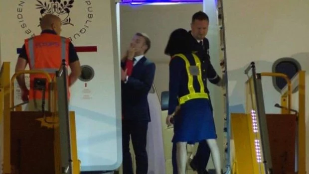 Tras el video de Macron y su esposa al salir de un avión, el presidente francés afirmó que solo estaban jugando a pelear