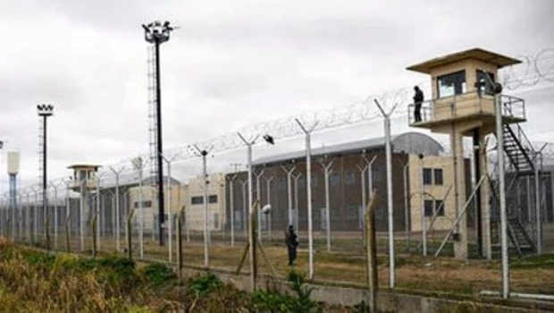 Rosario: un agente penitenciario fue detenido por ingresar celulares y droga a la cárcel de Piñero