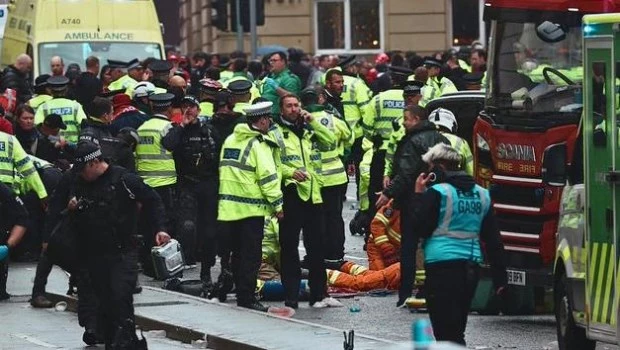 Atropello masivo en Liverpool: un conductor embistió a varios peatones en la celebración por la Premier League