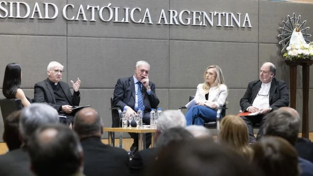Guillermo Marcó, Omar Abboud, Ana Clara Pérez Cotten y Máximo Jurcinovic abordaron la ecología integral a través del diálogo interreligioso y el compromiso climático, destacando la vigencia y el mandato de la encíclica Laudato si'.
