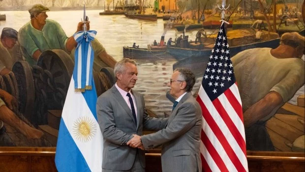 El saludo entre Robert Kennedy Jr. y Mario Lugones.