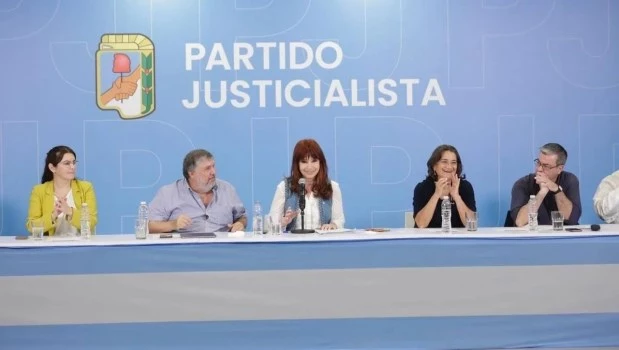 Los fieles de CFK retan a Kicillof por el desdoblamiento electoral
