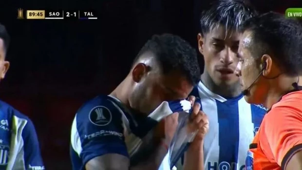 El jugador venezolano Miguel Navarro se vio visiblemente afectado por los violentos dichos de Damián Bobadilla.