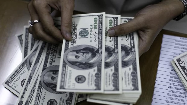 El dólar blue quedó por debajo del oficial por primera vez