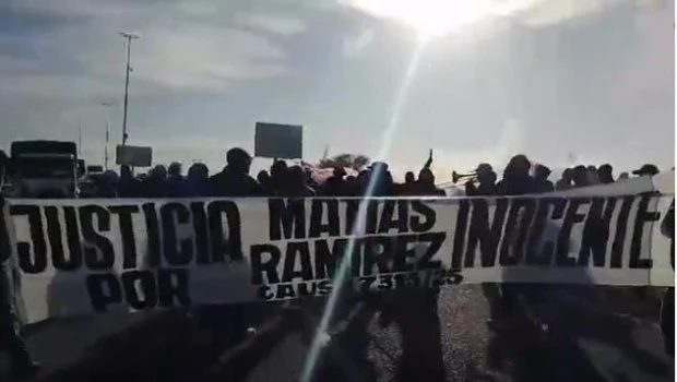Corte total de la Autopista Buenos Aires-La Plata por la protesta de familiares de un hombre detenido 