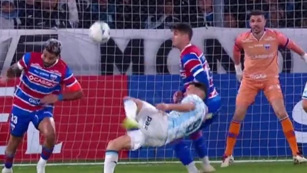 Con una espectacular tijera, Maravilla Martínez le dio un agónico triunfo a Racing