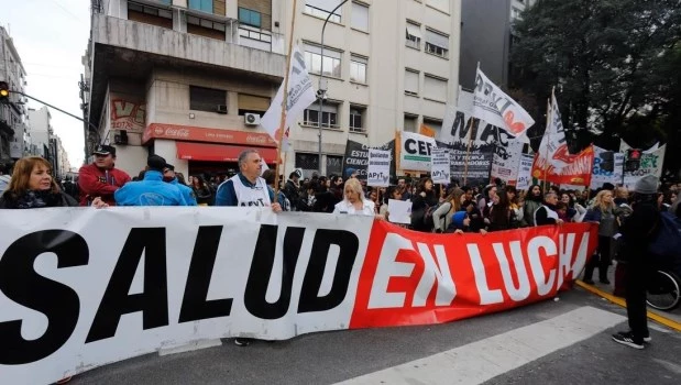 Los trabajadores del Garrahan apuntan al Gobierno: “Encima de pagarte muy poco tratan de ensuciarte"