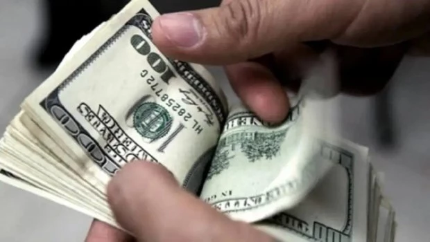 El dólar minorista cerró a $1.210 y en mayo se perdieron reservas por más de US$ 2.100 millones 