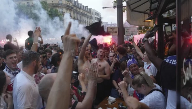 Los festejos por el título del PSG dejaron dos muertos y cientos de heridos y detenidos en Francia 