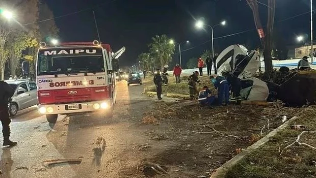 Conmoción en Mendoza: dos muertos y tres heridos graves en un accidente vial en Maipú