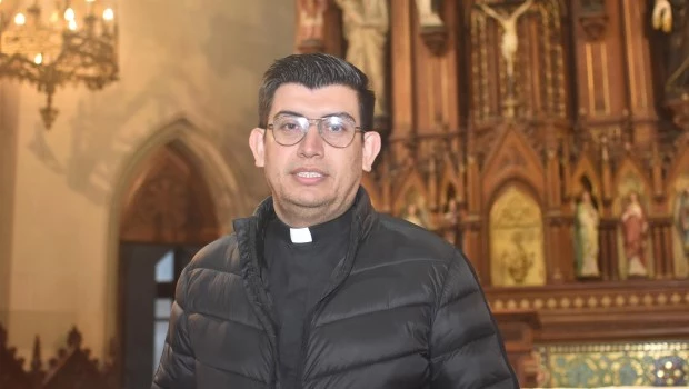 El padre José Domingo recibió a La Prensa en la Parroquia de San Agustín.