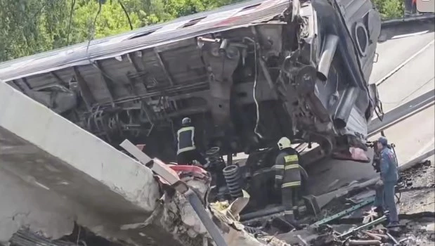 Varias explosiones derrumbaron dos puentes y descarrilaron dos trenes en el oeste de Rusia