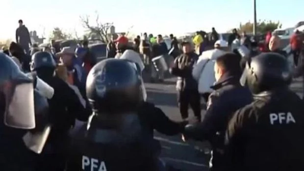 Tensión e incidentes en Puente La Noria: puesteros de La Salada se enfrentaron con la Policía Federal