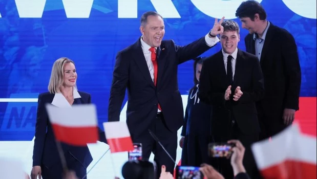 Karol Nawrocki, junto a su esposa Marta Nawrocka y sus hijos, celebran su victoria en las presidenciales en Varsovia, Polonia.