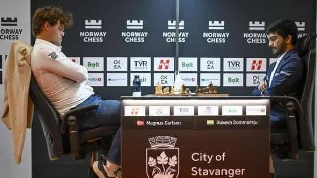 Enojo del Gran Maestro de ajedrez Magnus Carlsen tras perder por primera vez ante el actual número uno del mundo