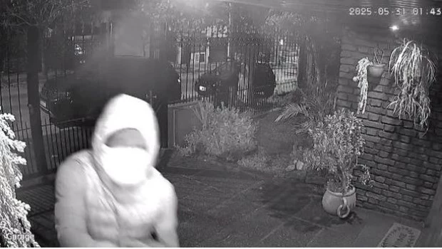 Las cámaras de seguridad captan el momento en que los delincuentes intentan entrar en las casas de Morón norte.