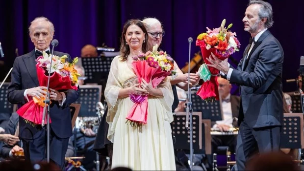 Carreras, Verónica Cangemi y el director David Giménez Carreras, sobrino del tenor, en la despedida.