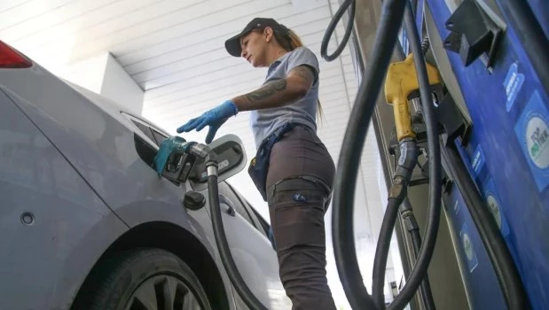 YPF lanza un nuevo diagrama de precios: será más barato cargar combustible a la madrugada 