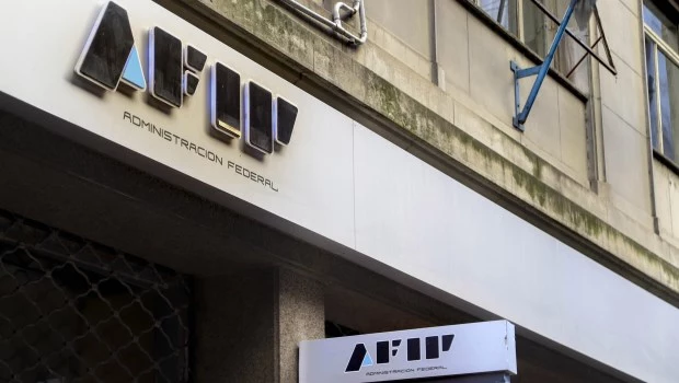 La recaudación tributaria cayó 18% en términos reales en mayo