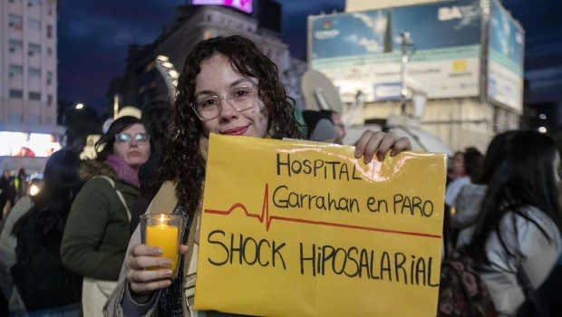Los residentes del Garrahan marcharon con velas al Obelisco 