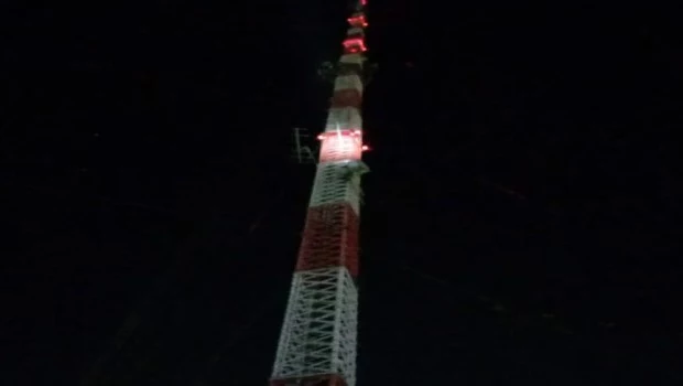 Operativo: salvaron a un hombre subido a la antena de la editorial La Capital de Mar del Plata