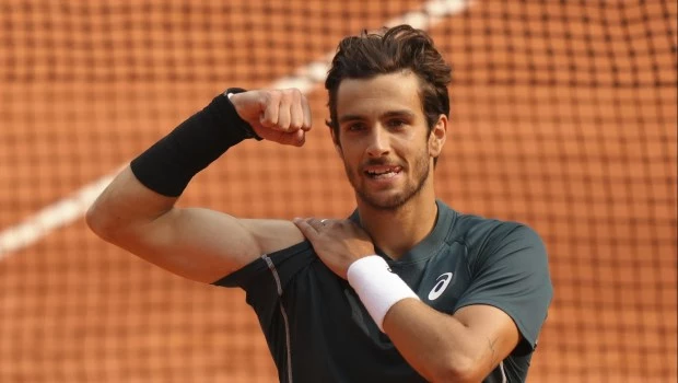 El italiano Lorenzo Musetti logró el triunfo más importante de su carrera al vencer al estadounidense Frances Tiafoe (15°) por 6-2, 4-6, 7-5 y 6-2.