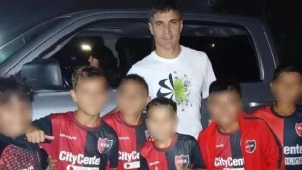 Escándalo en Newell’s: suspenden a seis chicos por sacarse una foto con un jugador de Central